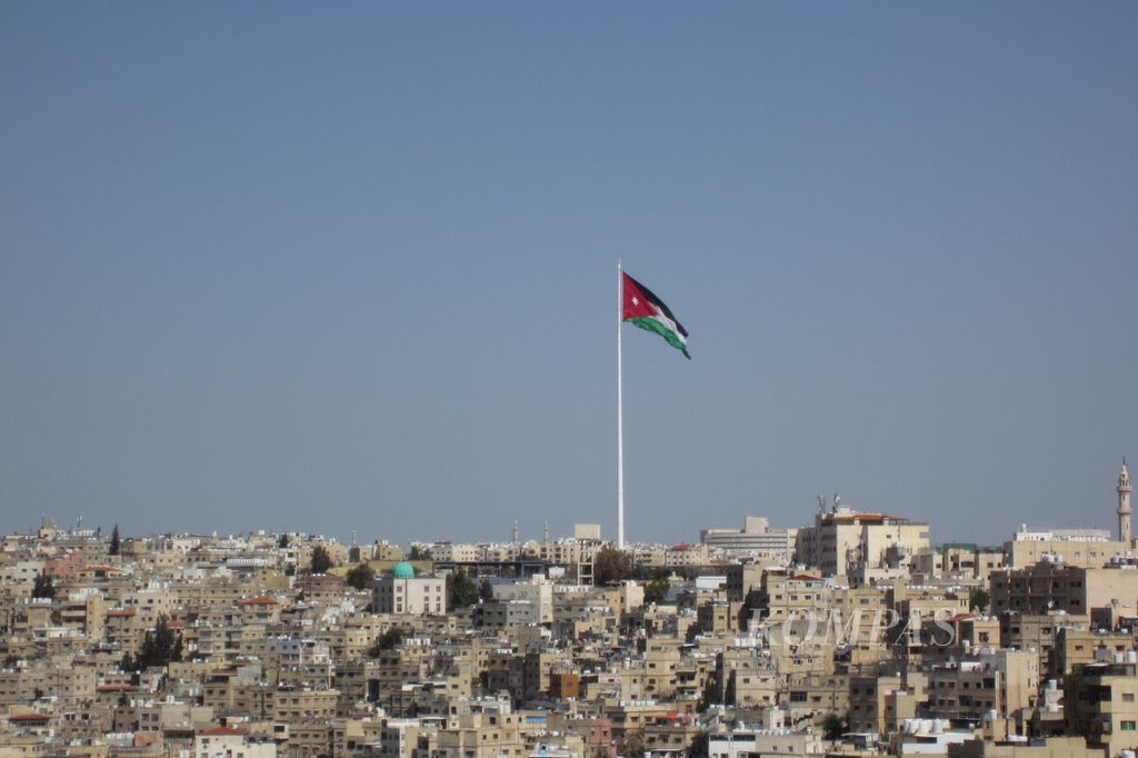 Bendera Jordania berkibar di tengah permukiman warga dilihat dari kawasan Benteng Citadel, Amman, Jordania, Rabu (6/3/2024).