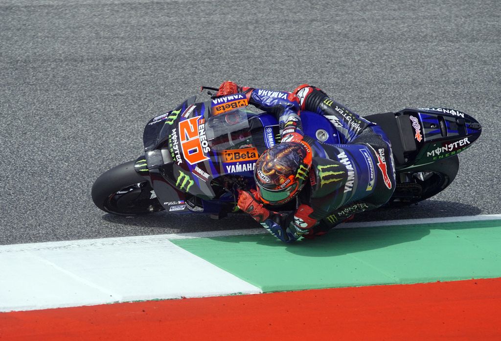 Pebalap tim pabrikan Yamaha, Fabio Quartararo, memacu sepeda motornya pada sesi latihan bebas MotoGP seri Italia di Sirkuit Mugello, Italia, Jumat (9/6/2023). Ia hanya mampu berada di posisi ke-15 pada akhir sesi latihan kedua.