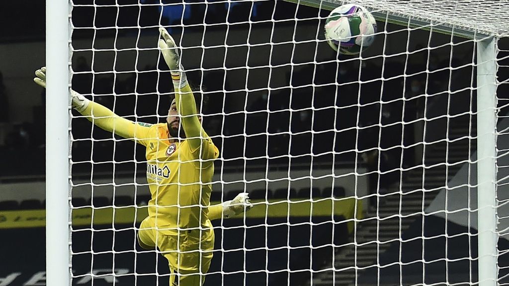 Penjaga gawang Brentford, David Raya, berupaya menjangkau bola saat menghadapi Tottenham Hotspur dalam semifinal Piala Liga Inggris 2020-2021 di Stadion Tottenham London, Inggris, Rabu (6/1/2021) dini hari WIB. Raya tengah diminati Arsenal. 