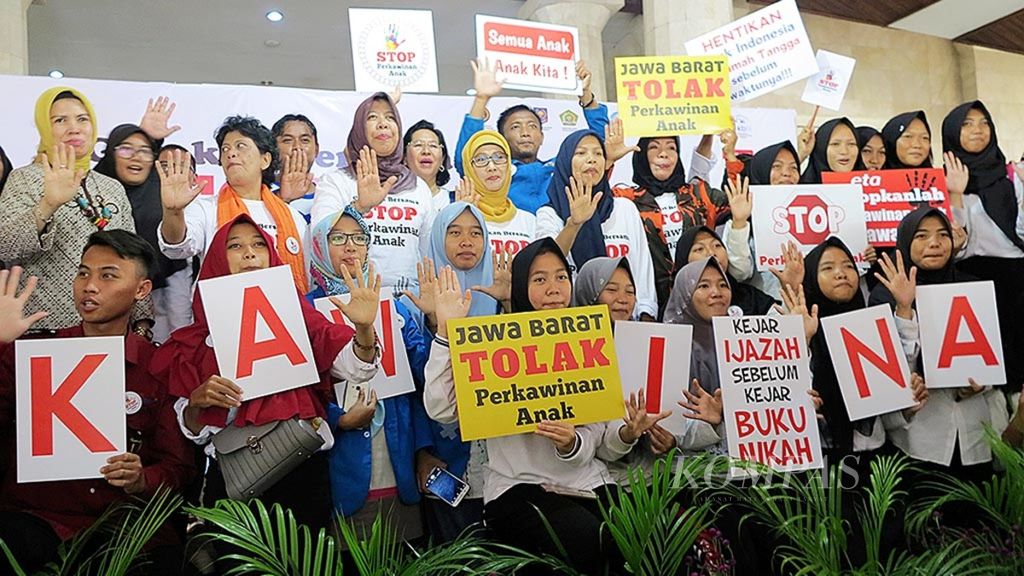 Sejumlah pelajar di Kabupaten Indramayu bersama Forum Anak Jawa Barat menghadiri peluncuran Gerakan Bersama Stop Perkawinan Anak di Pendopo Kabupaten Indramayu, Sabtu (18/11/2017). 
