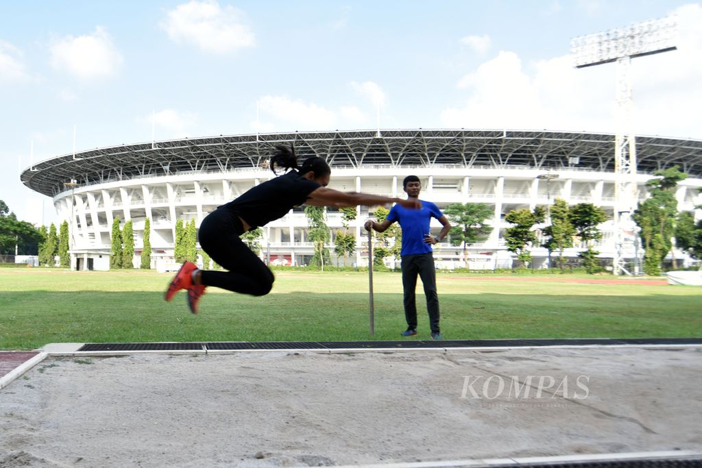 Pelompat jauh putri andalan Indonesia, Maria Natalia Londa, terbang menuju bak pasir dalam latihan teknik lompatan di Stadion Madya Senayan, Jakarta, Senin (24/4/2023). 