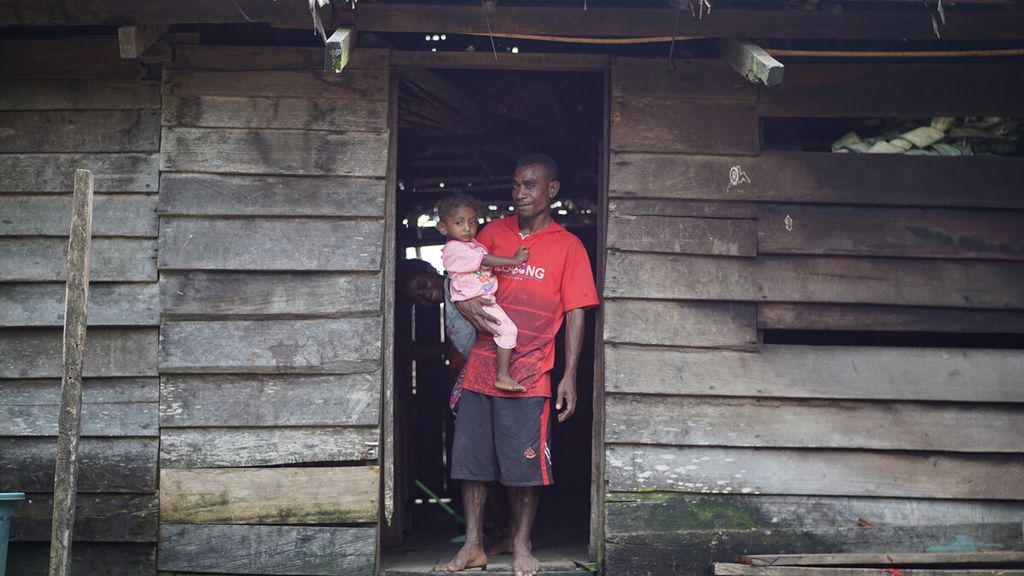 Potret masyarakat di Kampung Waimon, Distrik Segun, Kabupaten Sorong, Papua Barat, Senin (20/9/2021). Kampung Waimon merupakan salah satu kampung yang tertinggal di Sorong. Kampung Waimon hanya memiliki satu sekolah dasar dan belum tersentuh jaringan telekomunikasi. 