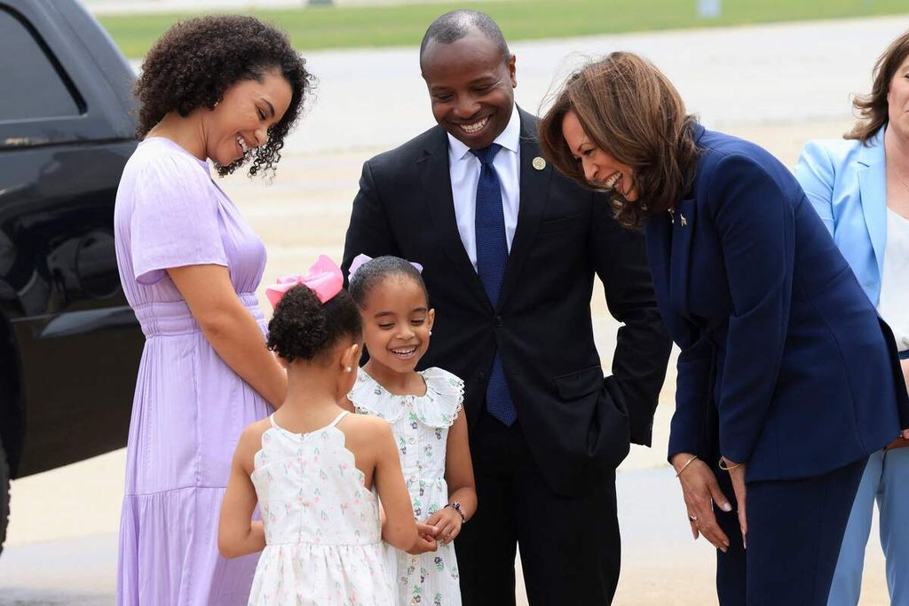  Wakil Presiden Amerika Serikat Kamala Harris (kanan) disambut Wali Kota Milwaukee Cavalier Johnson (tengah) dan keluarganya pada Selasa (23/7/2024)