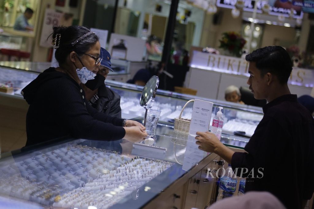 Pedagang melayani calon pembeli di pusat penjualan perhiasan emas di Cikini, Jakarta Pusat, Selasa (2/5/2023). Badan Pusat Statistik mencatat, inflasi pada April 2023 sebesar 0,33 persen. Barang perhiasan menjadi salah satu komoditas penyumbang inflasi pada April 2023.