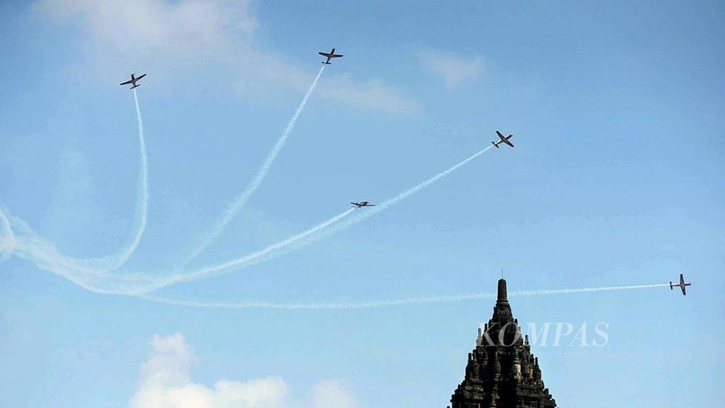 Tim Aerobatik Jupiter TNI Angkatan Udara menampilkan sejumlah atraksi manuver di atas kompleks Candi Prambanan, Sleman, DI Yogyakarta, dalam kegiatan Jogja International Air Show, Kamis (27/4/2017).