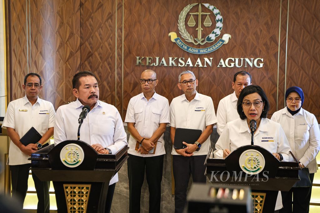Jaksa Agung ST Burhanuddin (kiri) dan Menteri Keuangan Sri Mulyani Indrawati menyampaikan keterangan pers di Gedung Utama Kejaksaan Agung, Jakarta, Senin (18/3/2024). 