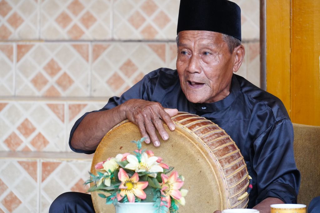 Maestro tradisi lisan asal Kabupaten Rokan Hulu, Riau, Taslim bin Faham (73), memegang bebano atau instrumen alat musik dalam seni tradisi Koba, Senin (5/8/2024).