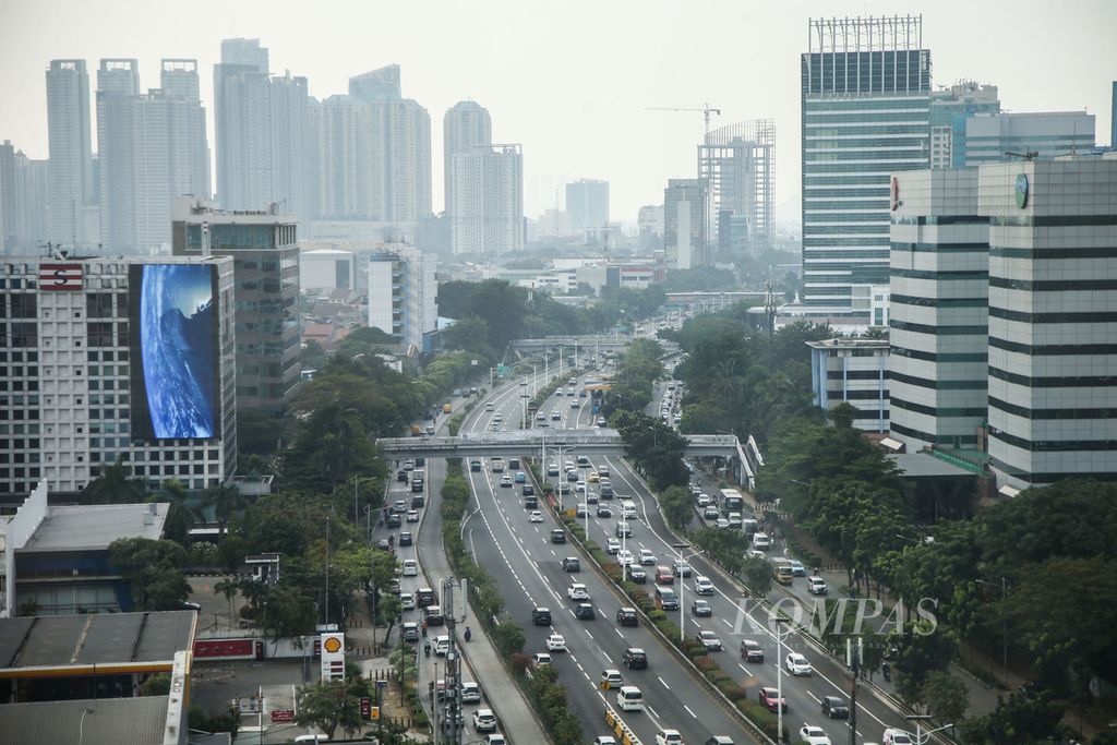 Kondisi udara di kawasan Grogol, Jakarta Barat, Jumat (4/6/2021). Polusi udara di Ibu Kota Jakarta hingga kini masih tinggi dan beberapa kali melebihi baku mutu nasional. 