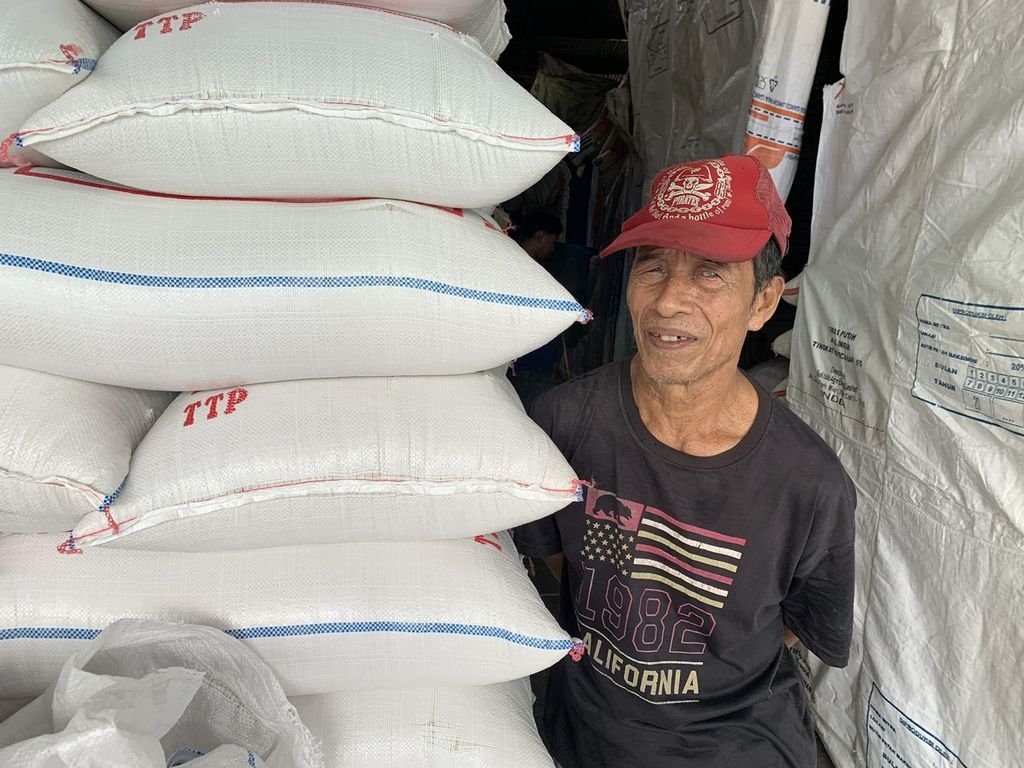 Maming (62), seorang kuli angkut, sedang menjalankan aktivitasnya di Pasar Induk Beras Cipinang, Rabu (8/3/2023).