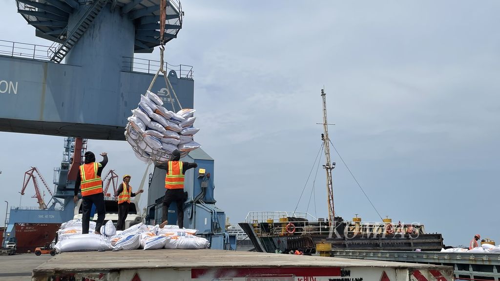 Bongkar muat beras impor di Pelabuhan Tanjung Priok, Jakarta, Jumat (16/12/2022). Beras ini akan dikelola sebagai cadangan beras pemerintah oleh Perum Bulog.