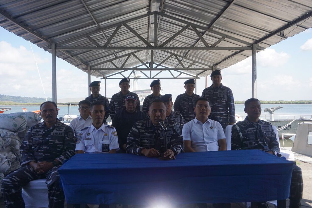 Jajaran Pangkalan TNI Angkatan Laut Cilacap menggelar jumpa pers penangkapan pencuri batubara di atas tongkang di Cilacap, Jawa Tengah, Sabtu (9/9/2023). Sebanyak 2 ton batubara curian disita, satu tersangka ditahan, dan lima pelaku lainnya masih buron. 