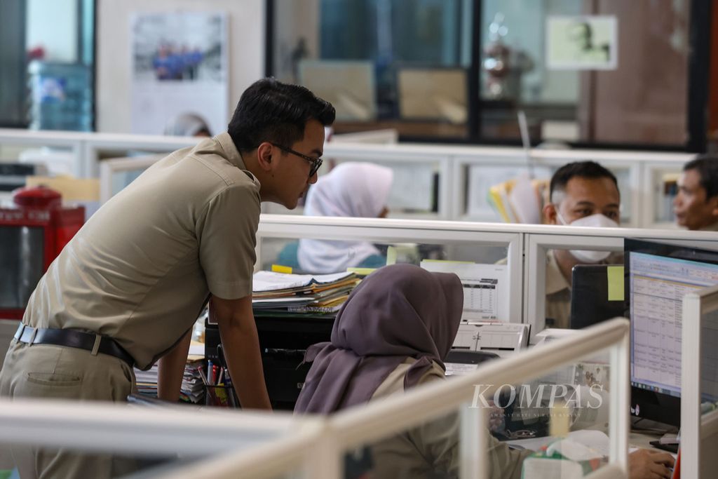 Aparatur sipil negara mengecek pekerjaannya di layar komputer di Gedung Balai Kota DKI Jakarta, Selasa (16/4/2024).