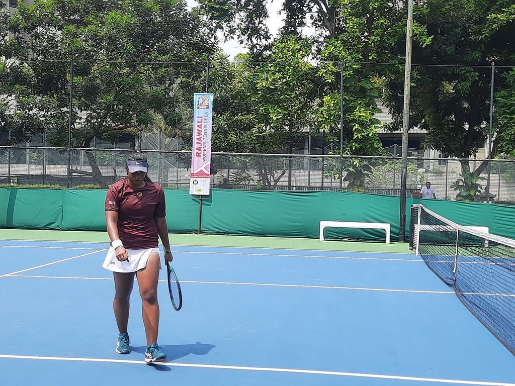 Petenis putri DKI Fitriana Sabrina usai menyelsaikan gim saat melwan Fadona Titalyana Kusumawati pada semifinal turnamen tenis putri Rajawali Terbuka 2022. 