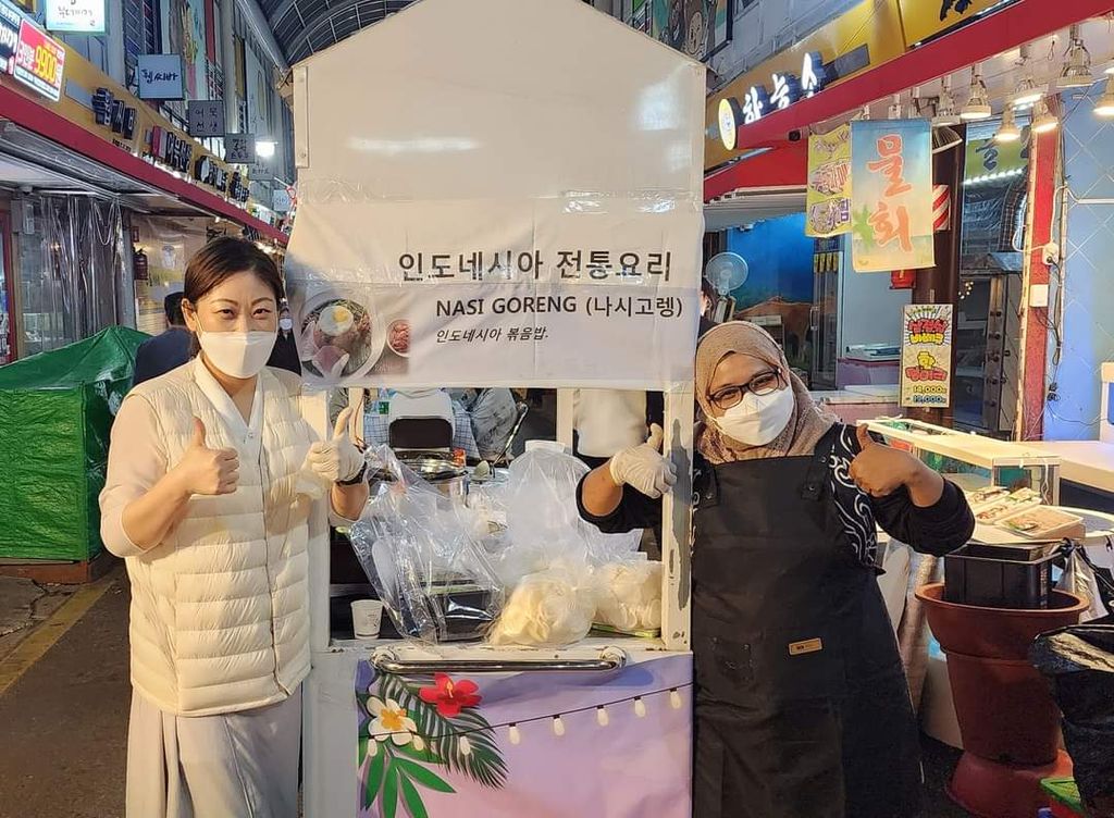 Riema Moedjiono (kanan) saat mengikuti pameran memperkenalkan menu-menu masakan Indonesia di Korea Selatan.