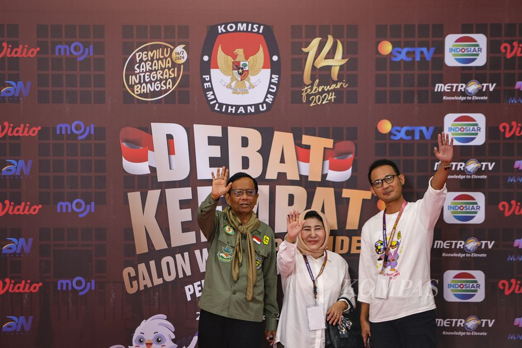 Cawapres nomor urut 3, Mahfud MD (kiri), didampingi istrinya, Zaizatun Nihayati (tengah), tiba di Jakarta Convention Center, Minggu (21/1/2024). 