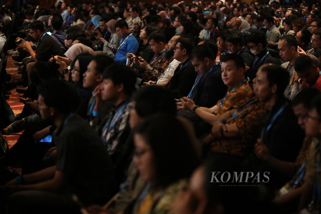 Peserta yang hadir dalam acara Developer Economy Summit //DevCon/ di Jakarta, Kamis (27/2/2020). Acara ini merupakan bagian dari perayaan 25 tahun keberadaan Microsoft di Indonesia. Sebanyak 2.500 developer mengikuti kegiatan yang terbesar se Asia Pasifik. Acara ini juga dihadiri Presiden Joko Widodo.