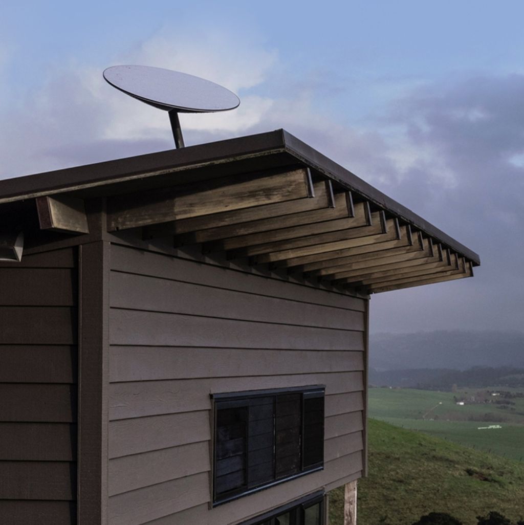 Antena penangkap sinyal satelit Starlink. Pemasangan antena ini dirancang mudah dan bisa dilakukan siapapun hingga mengurangi biaya pemasangan alat. Untuk menempatkan antena pun ada aplikasi yang bisa diunduh guna menentukan tempat terbaik memasang antena hingga bisa menerima sinyal dengan baik.