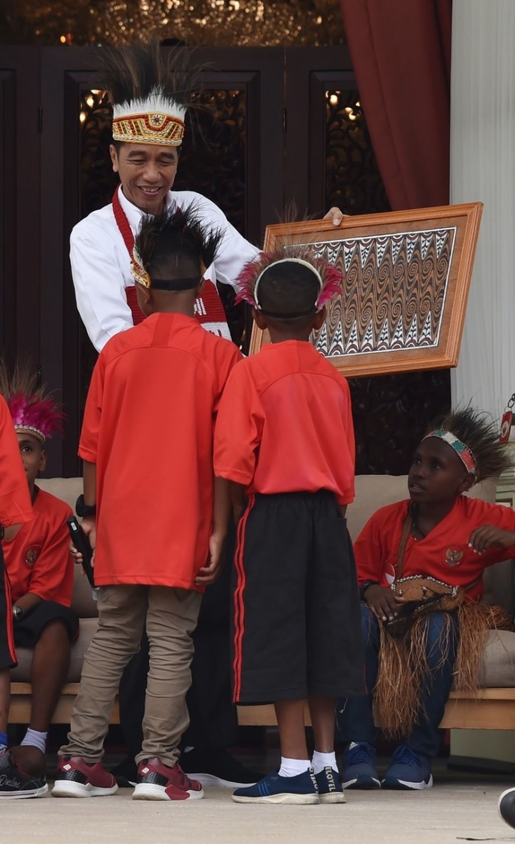 Presiden Joko Widodo menerima 30 siswa perwakilan sekolah dasar Kabupaten Jayapura dan Asmat, Provinsi Papua, di Istana Merdeka, Jakarta, 11 Oktober 2019. Presiden Jokowi mewujudkan janjinya untuk mengundang sejumlah anak-anak asal Papua berkunjung ke ibu kota, Jakarta.