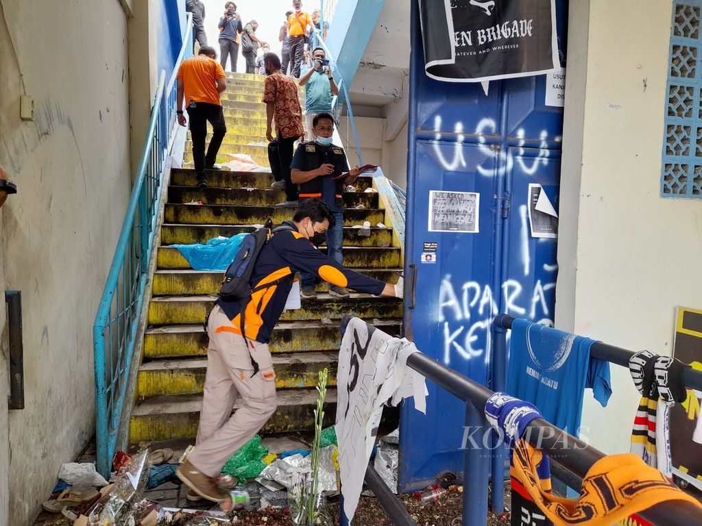 The forensic identification team investigates the tragedy that killed hundreds of Aremania supporters at the Kanjuruhan Stadium, Malang, East Java, on Thursday (13/10/2022).