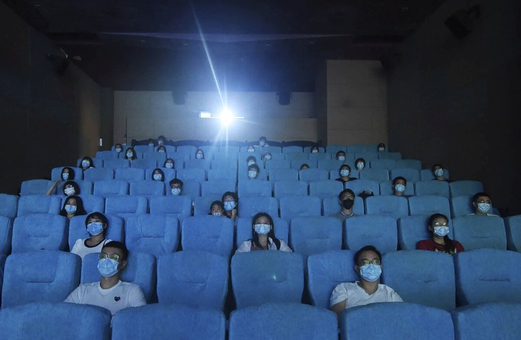 Bioskop kembali dibuka di Hangzhou, China, Senin (20/7/2020).