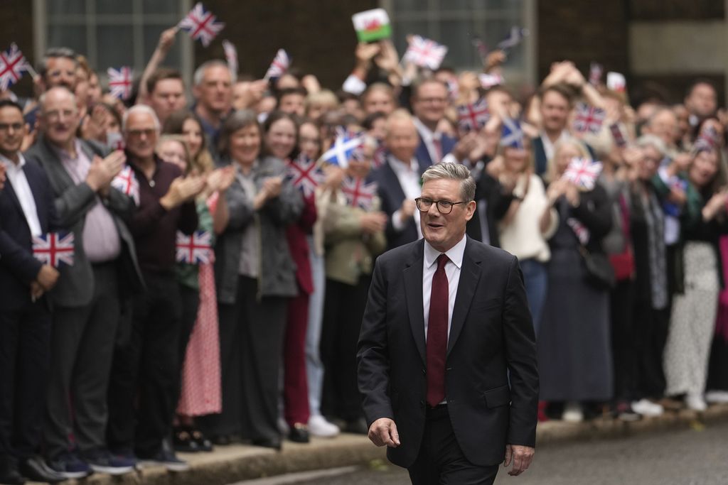 Perdana Menteri Inggris Keir Starmer berjalan di luar Downing Street 10, kantor PM, di London, Inggris, Jumat (5/7/2024), setelah bertemu dengan Raja Charles III. 