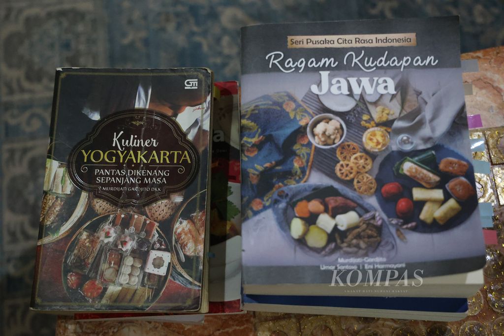 Sejumlah buku karya pakar kuliner Murdijati Gardjito di kediaman penulis tersebut di kawasan Kemetiran, Yogyakarta, Jumat (14/4/2023).