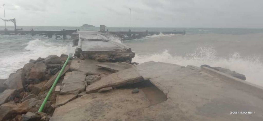 Cuaca buruk mengakibatkan kerusakan infrastruktur pelabuhan di Pulau Pekajang, Kabupaten Lingga, Kepulauan Riau, Rabu (10/11/2021).