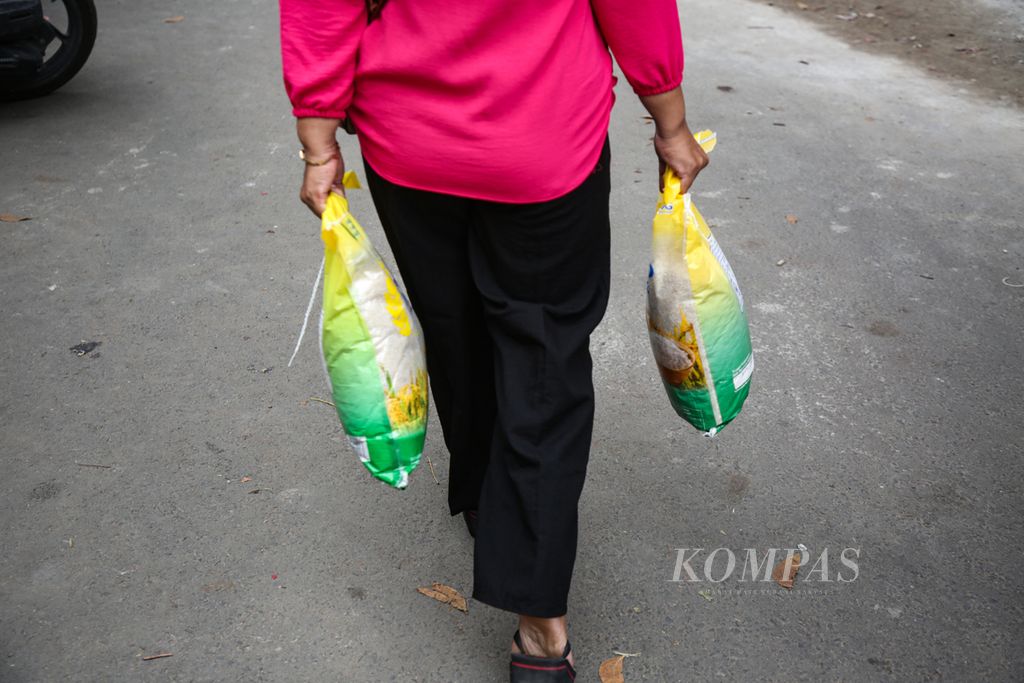 Warga membawa beras yang dibeli di pasar murah di kawasan Meruya Utara, Kembangan, Jakarta Barat, Senin (26/2/2024). Beras program Stabilisasi Pasokan dan Harga Pangan (SPHP) ukuran 5 kilogram tersebut dibeli dengan harga Rp 53.000. Sebanyak 300 kemasan beras SPHP ludes dibeli warga. Pemerintah gencar melakukan penjualan beras murah untuk menurunkan harga beras yang tinggi di pasaran.