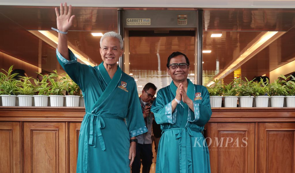 Bakal calon presiden dan bakal calon wakil presiden Ganjar Pranowo (kiri) dan Mahfud MD bersiap menjalani pemeriksaan kesehatan di RSPAD Gatot Soebroto, Jakarta, Minggu (22/10/2023). 