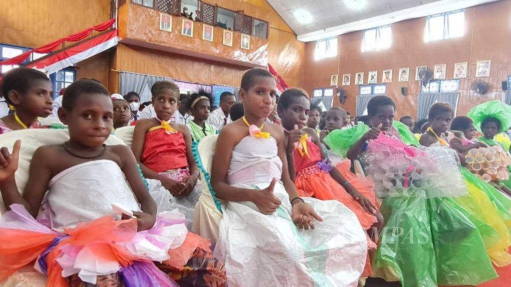 Anak-anak Asmat hadir dalam Peringatan Hari Anak Nasional 2022 di aula Wiyata Mandala, Agats, Kabupaten Asmat, Papua Selatan, 9 Agustus 2022. 