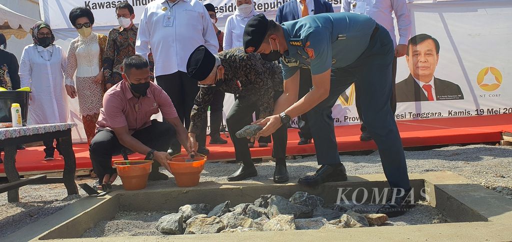Wakil Presiden Ma'ruf Amin meresmikan peletakan batu pertama kawasan industri terpadu PT Nusantara Industri Sejati, Kabupaten Konawe Utara, Sulawesi Tenggara, Kamis (19/5/2022).