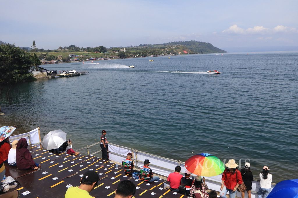 Penonton menyaksikan sesi latihan 1 (free practice 1) Kopiko F1 Power Boat Lake Toba di Balige, Kabupaten Toba, Sumatera Utara, Sabtu (25/2/2023). Pengunjung dari berbagai daerah menikmati perhelatan balap perahu motor paling bergengsi di dunia itu. 