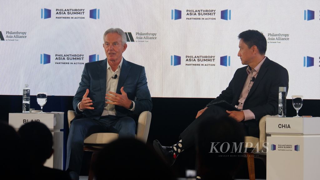 Sesi dialog dengan mantan Perdana Menteri Inggris Tony Blair (kiri) dalam ajang Philanthropy Asia Summit 2024 di Singapura, Senin (15/4/2024).