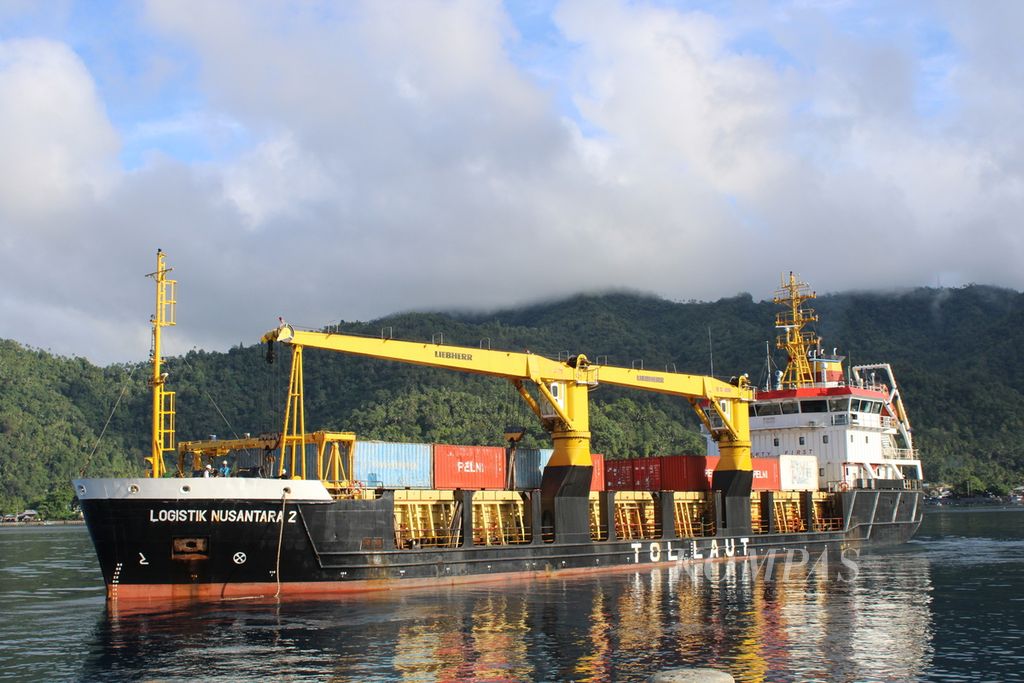 Kapal Logistik Nusantara 2 tiba di Pelabuhan Tahuna, Kabupaten Kepulauan Sangihe, Sulawesi Utara, Selasa (28/11/2023) sekitar pukul 07.00. Kapal milik PT Pelni ini digunakan untuk mengantarkan barang pokok dalam Program Tol Laut untuk daerah Kepulauan Sangihe dan sekitarnya.
