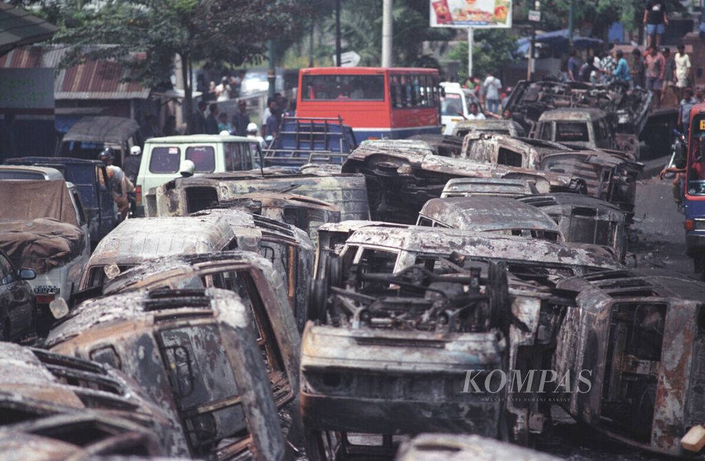 Kerusuhan Mei 1998 di Kawasan Ciledug, Tangerang, Banten. 