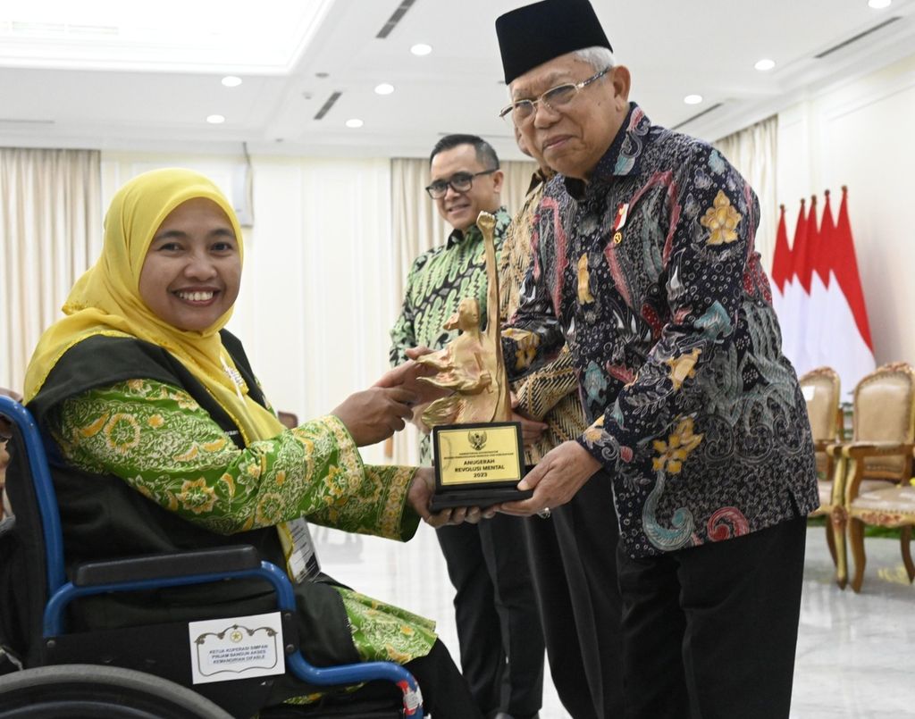 Wakil Presiden Ma'ruf Amin menyerahan Anugerah Revolusi Mental 2023 kepada salah satu penerima - Pemimpin Koperasi Setia Bakti Wanita di Istana Wapres, Jakarta, Rabu (20/12/2023). 