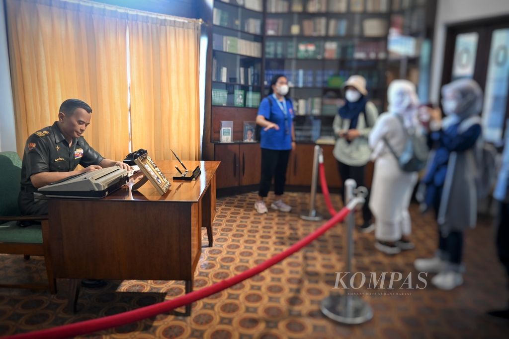 Sejumlah wisatawan yang difasilitasi Jakarta Good Guide saat berada di Museum Jenderal AH Nasution, pada Rabu (7/8/2022) pagi. Tren wisata di Ibu Kota kian digemari warga setelah pandemi.