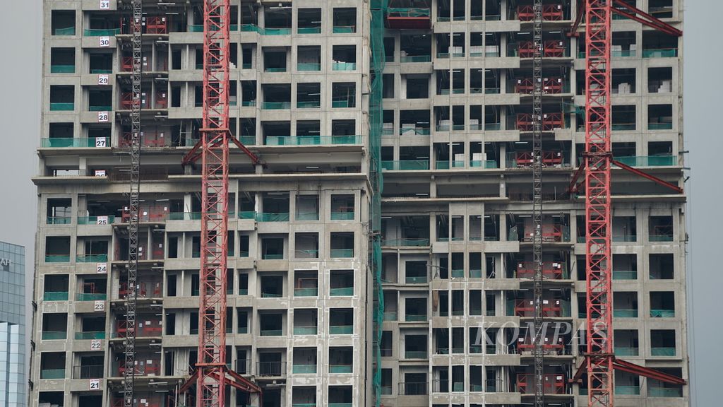 Proyek pembangunan apartemen di kawasan Setiabudi, Jakarta Selatan, Jumat (19/5/2023). 