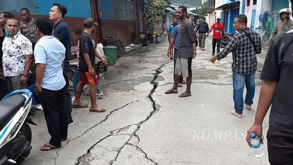 Warga berhamburan ke jalan setelah gempa bumi berkekuatan magnitudo 5,2 mengguncang Kota Jayapura pada 9 Februari 2023. Sebanyak 900 keluarga terdampak gempa ini.
