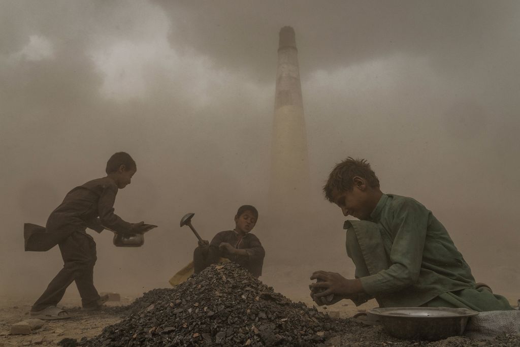Anak-anak Afghanistan bekerja di pabrik batu bata di pinggiran Kabul, 20 Agustus 2023. Jumlah buruh anak di Afghanistan melonjak akibat kemerosotan perekonomian sejak Taliban mengambil alih kekuasaan tahun 2021. 