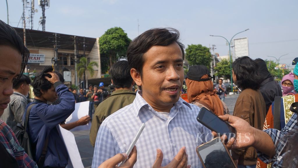 Peneliti dari Pusat Kajian Antikorupsi UGM, Zaenur Rohman, memberikan keterangan kepada wartawan mengenai penolakan terhadap revisi UU KPK, di Tugu Yogyakarta, Selasa (17/9/2019). 