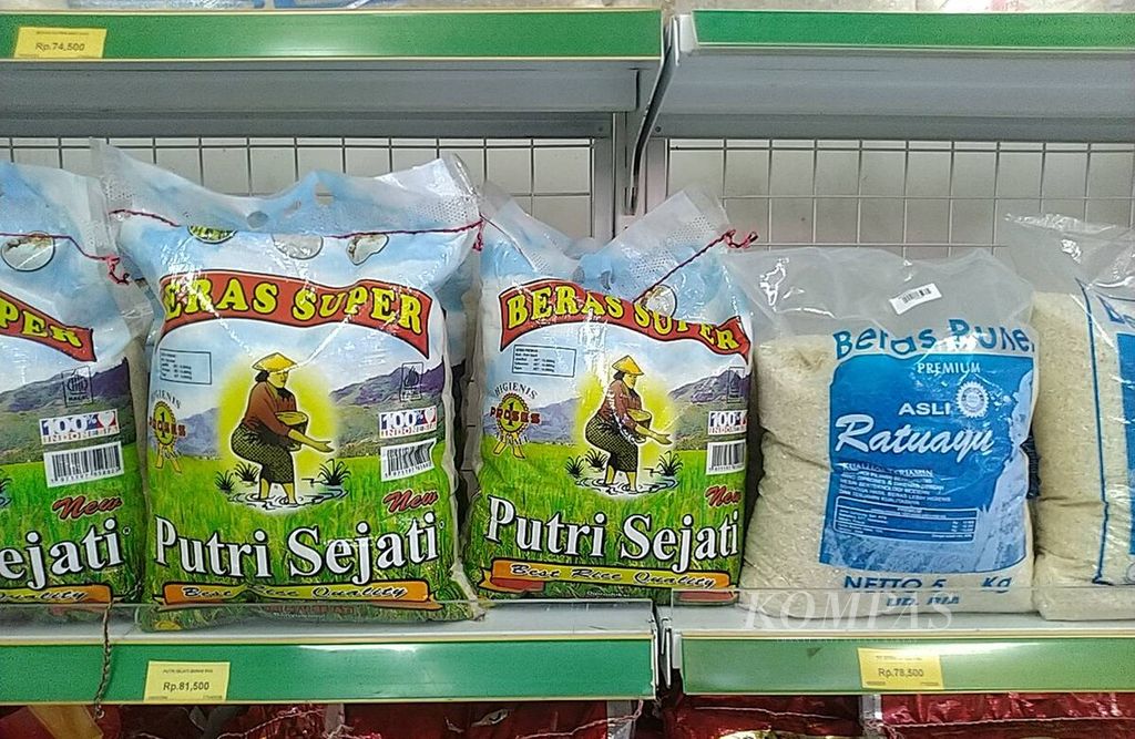 Harga beras masih bertahan mahal menjelang hari raya di Bali. Harga beras di sebuah toko ritel di kawasan Badung, Bali, Senin (19/2/2024).