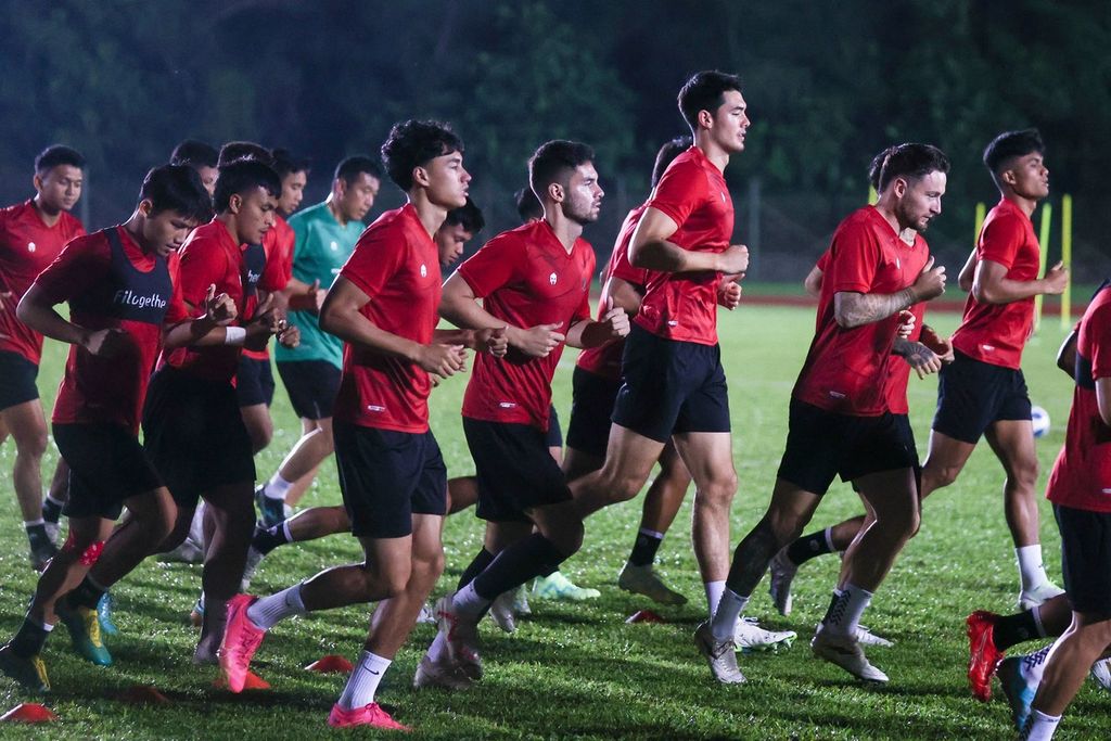 Sejumlah pemain timnas Indonesia menjalani sesi latihan di Stadion Padang dan Belapan, Bandar Seri Begawan, Brunei Darussalam, Minggu (15/10/2023). Meski telah unggul, 6-0, "Garuda" tetap mengincar tiga poin dengan koleksi gol besar. Indonesia akan menghadapi Brunei pada laga kedua kualifikasi Piala Dunia 2026, Selasa (17/10/2023).