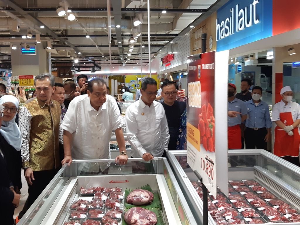 Penjabat Gubernur DKI Jakarta Heru Budi Hartono didampingi pemilik Transmart, Chairul Tanjung, meninjau ketersediaan daging di Transmart Kota Kasablanka, Jakarta Selatan, Selasa (21/3/2023).