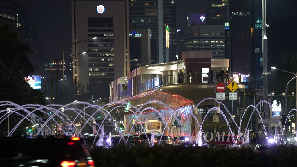Residents' activities around the Hotel Indonesia roundabout, Central Jakarta, Friday (30/12/2022). President Joko Widodo revoked the implementation of restrictions on community activities (PPKM).