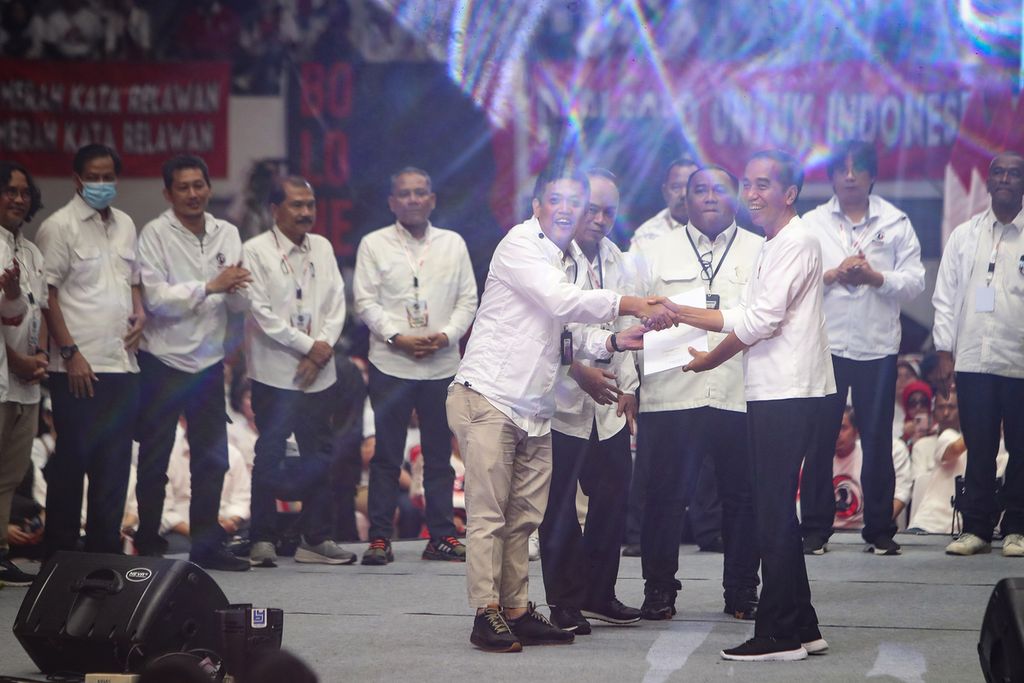Ketua Panitia Musra Panel Barus (kiri) menyerahkan hasil Musra kepada Presiden Joko Widodo (kanan) didampingi Penanggung Jawab Musra Budi Arie Setiadi (kedua dari kiri) dan Ketua Dewan Pengarah Musra Andi Gani Nena Wea (kedua dari kanan) di Istora Senayan, Jakarta, Minggu (14/5/2023).