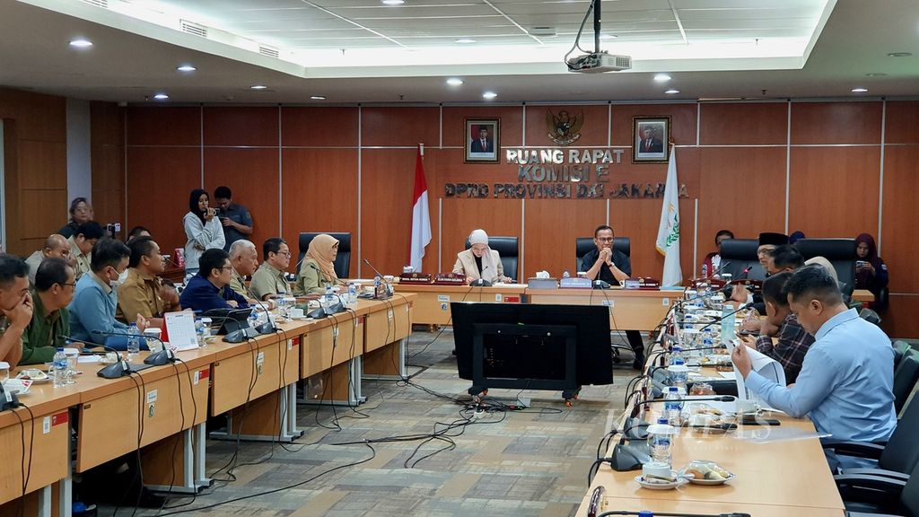 Suasana rapat antara Dinas Pendidikan DKI Jakarta dan Komisi E DPRD DKI Jakarta di Ruang Rapat Komisi E DPRD DKI Jakarta, Kebon Sirih, Jakarta Pusat, Selasa (23/7/2024). 