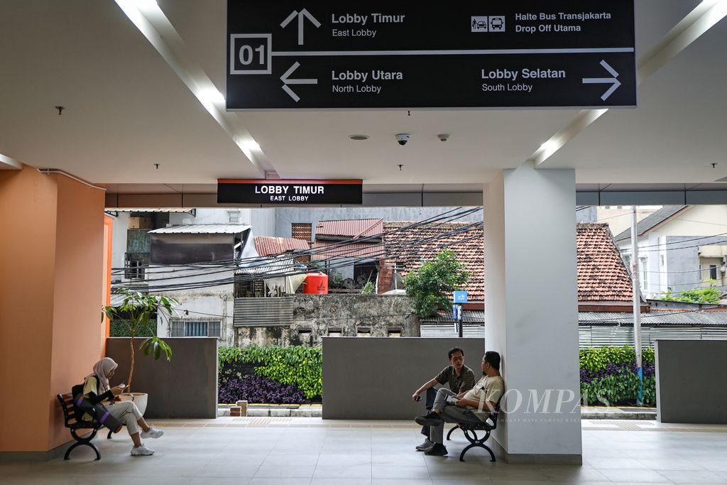 Warga menunggu bus Transjakarta tiba di Halte Transport Hub Simpang Temu Dukuh Atas, Jakarta Pusat, Selasa (9/7/2024). 