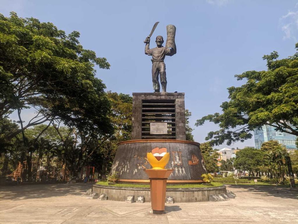 Patung Pahlawan Nasional Pattimura yang berada di Lapangan Merdeka Ambon, Maluku, Kamis (26/10/2023). Lapangan ini tepat berada di depan kompleks Benteng Nieuw Victoria.