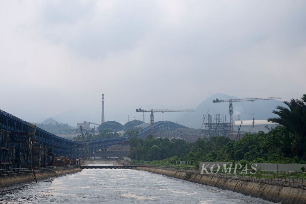 Sebuah saluran pembuangan milik perusahaan Indonesia Morowali Industrial Park di Desa Labota, Bahodopi, Morowali, Sulawesi Tengah, Kamis (8/2/2024). 